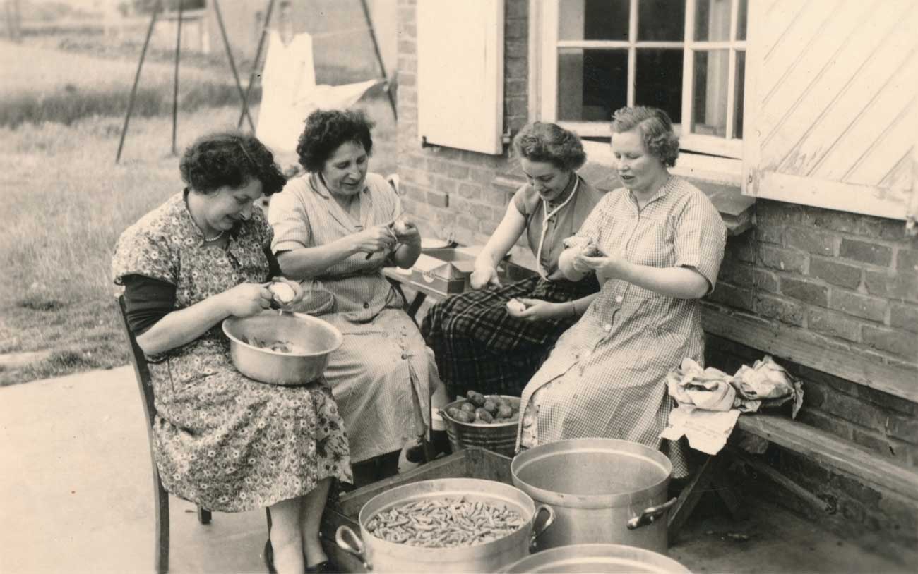 Chiromoeders schillen aardappelen en maken frieten