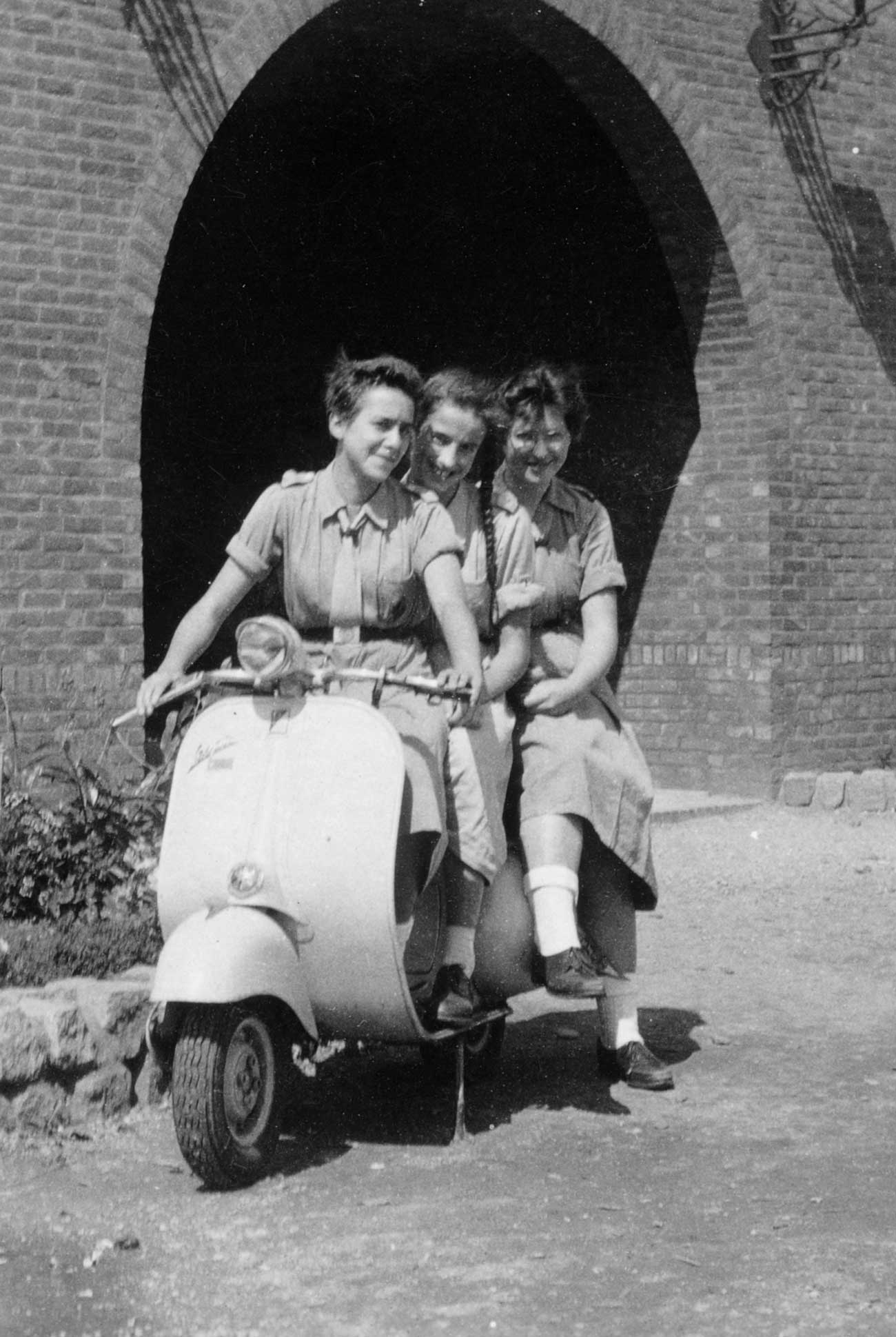 3 leidsters op een Vespa