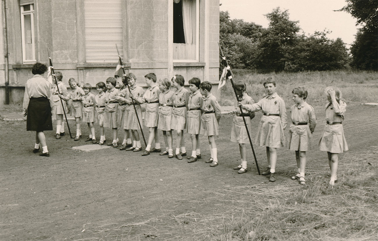 Chiromeisjes met pennoenen bij Kasteel Meyland Heusden
