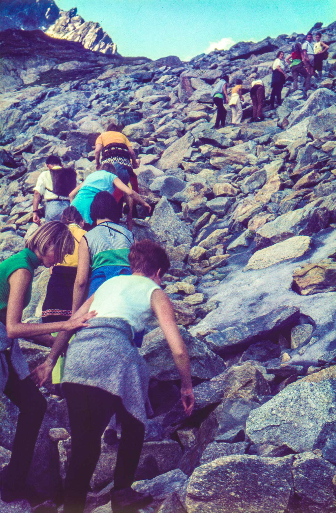 Chiromeisjes beklimmen berg in Italië in 1968