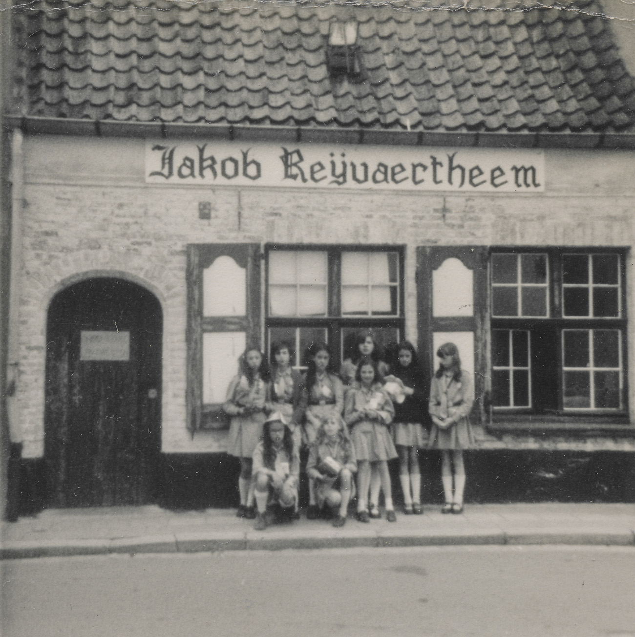 Chiromeisjes voor het Jakob Reyvaertheem