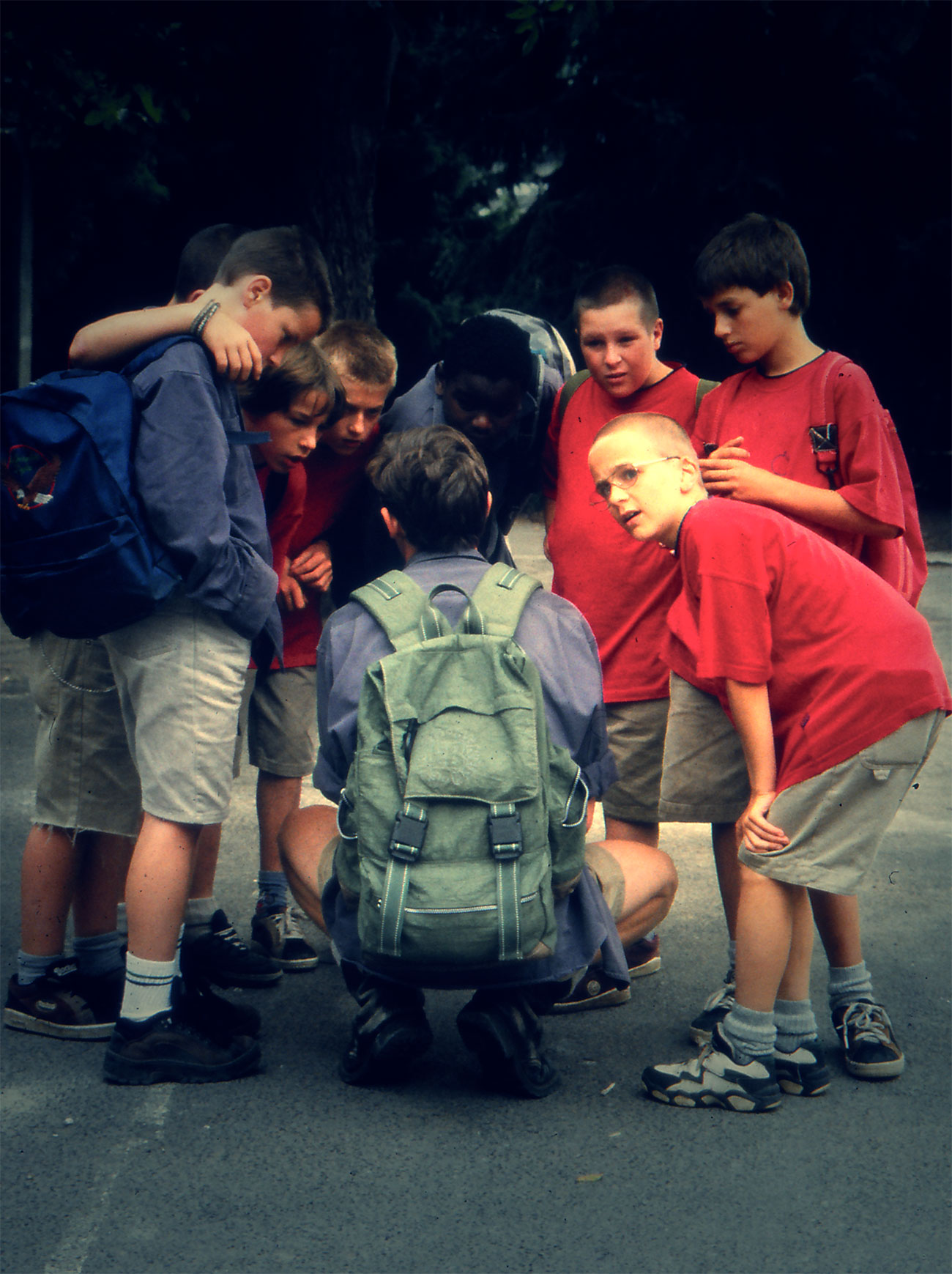 De rakkers luisteren naar hun leider op het kamp 1998
